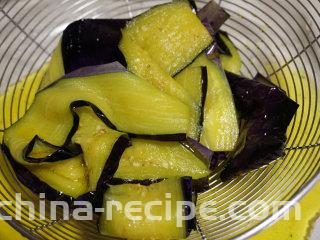美味私房茄子,将油炸的茄子沥出多余的油

叨叨叨：茄子比较吸油，所以油炸后的茄子最好控一下油，减少油腻感
