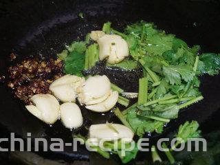 美味私房茄子,锅内倒芝麻油，下花椒粒、大蒜、香菜炒香