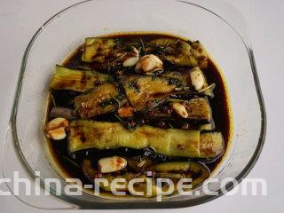美味私房茄子,然后将烧沸的调味汁淋在炸好的茄子上浸泡1个小时
叨叨叨：此步骤不可省略，充分浸泡的茄子吃起来才更加有滋有味
