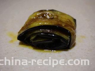 美味私房茄子,将浸泡入味的茄子取出卷成卷装盘