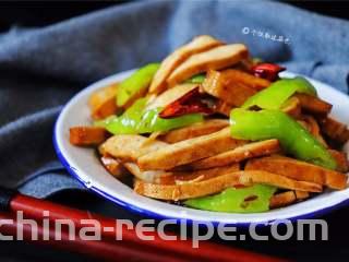 青椒炒豆干,这样一道既简单又好看的小炒就做好啦