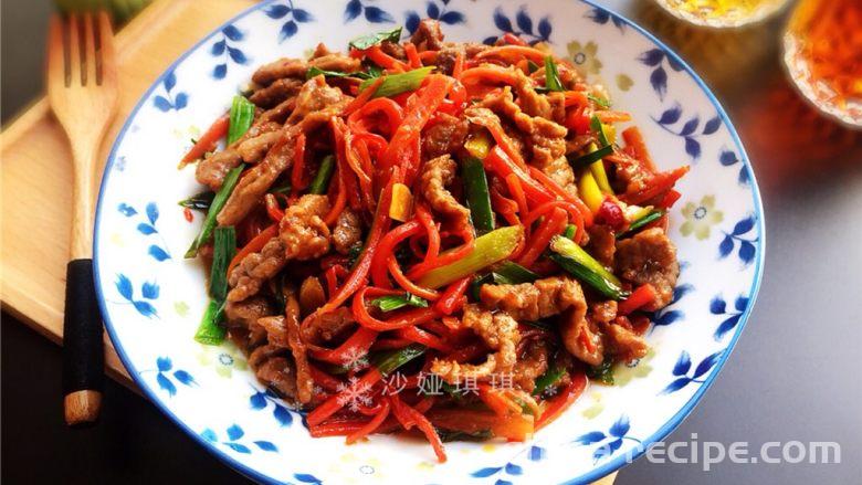 The recipe for stir frying shredded beef with carrots