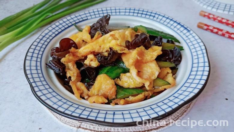 The method of stir frying eggs with cucumber and fungus