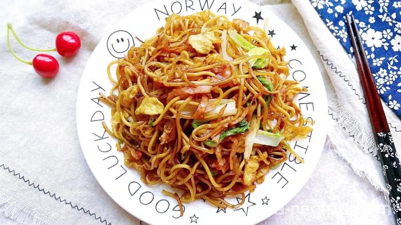 The recipe for stir fried noodles with ham and eggs