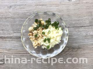凉拌香辣鸡丝,准备酱料：5个蒜瓣拍碎切碎、熟的花生碎一汤匙、葱花少许