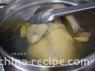 脆皮白切鸡,关火，让鸡在锅中焖8分钟左右，捞起沥干水，煮鸡的汤水也不要浪费，撇除油脂，放点紫菜或萝卜丝煮个鲜汤，也是极好的，也可以盛起，放凉后保鲜起来，做高汤，炖菜时代替清水，鲜甜得很