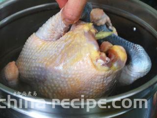 脆皮白切鸡,水沸腾时，将整只鸡放入锅中，不用遮盖