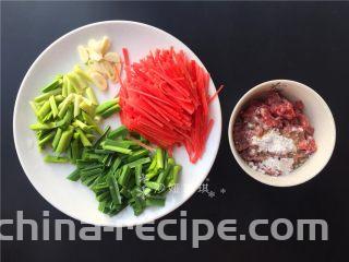 胡萝卜炒牛肉丝,将各种配料切成如图所示。