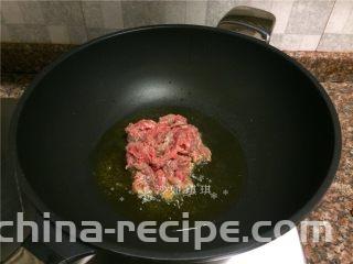 胡萝卜炒牛肉丝,放入牛肉丝快速翻炒变色断生。