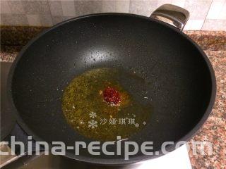胡萝卜炒牛肉丝,放入1勺豆瓣酱翻炒出香味。