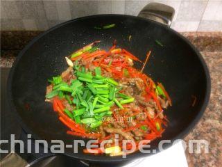 胡萝卜炒牛肉丝,放入蒜苗叶翻炒10秒。