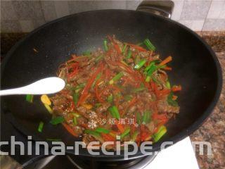 胡萝卜炒牛肉丝,放入适量盐翻炒10秒即可出锅。
