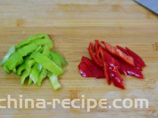 腐竹烧香菇,青红椒去籽切小块