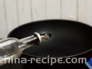 腐竹烧香菇,锅中倒入适量的食用油烧热