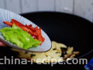 腐竹烧香菇,放入青红椒一分钟