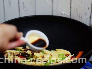 腐竹烧香菇,加入生抽，翻炒均匀