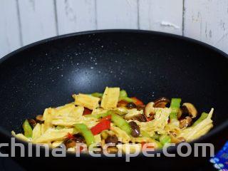 腐竹烧香菇,翻炒均匀即可