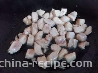 家常版川味浓香宫保鸡丁,腌制好的鸡丁，过油