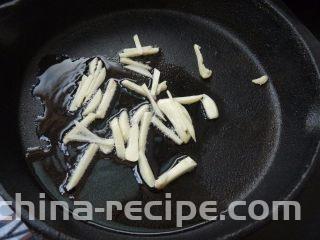 川辣红烧豆腐,另取一锅，下茶油爆香蒜丝