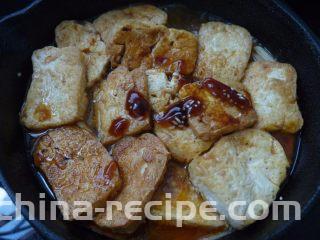 川辣红烧豆腐,加入蚝油、酱油、糖、鸡粉等调味