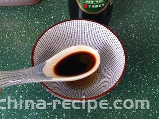糖醋五花肉,2汤匙酱油、颜色淡
（PS:跟我一样喜欢色浓放：1生抽、1老抽）
