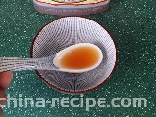 糖醋五花肉,此时来准备调糖醋汁，碗中倒入：1汤匙料酒