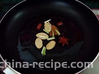 糖醋五花肉,锅热倒油，爆香葱姜调料后盛起
