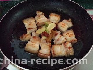 糖醋五花肉,煸至两面焦黄，重新倒入调料和少许温水，加盖小火煮5~8分钟左右