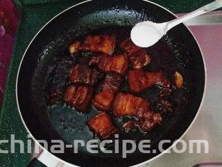 糖醋五花肉,滚开转小火、炖至五花肉熟烂时转大火收汁，加食盐调味