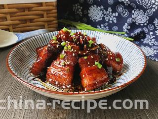 糖醋五花肉,盛盘撒些芝麻和葱花增加增香