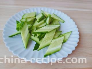 黄瓜木耳炒鸡蛋,黄瓜削皮斜着切成小段，再切成菱形状。