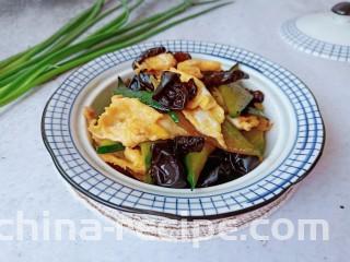 黄瓜木耳炒鸡蛋,简单快手菜，也是美味下饭菜。