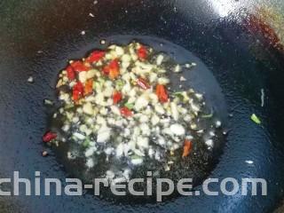 火腿鸡蛋炒面,锅中入适量油，下入蒜末和辣椒煸出香味；