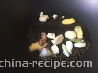 家常鸡公煲,爆香