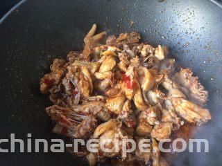 家常鸡公煲,下鸡块翻炒，然后加料酒酱油翻炒