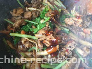 家常鸡公煲,加一点蚝油，这个时候可以根据咸淡加盐加鸡精调味了