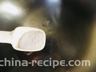 香菇炒油菜,再放入少许盐