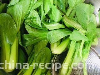 香菇炒油菜,放入油菜焯一下水