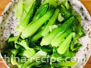 香菇炒油菜,盛出备用