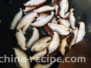香菇炒油菜,放入香菇炒出香味