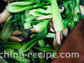 香菇炒油菜,与香菇混合翻炒均匀