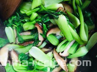 香菇炒油菜,炒匀出锅