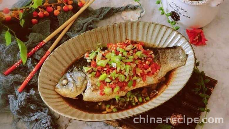 The method of chopping pepper and crucian carp