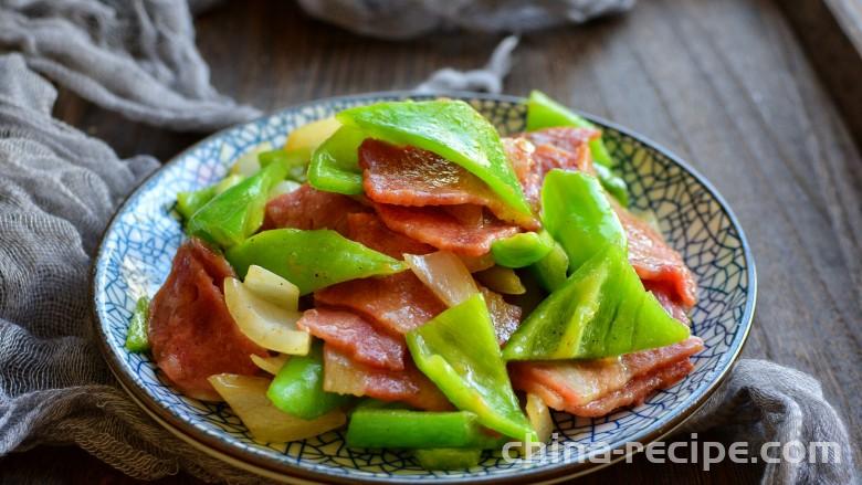 The method of stir frying bacon with green peppers