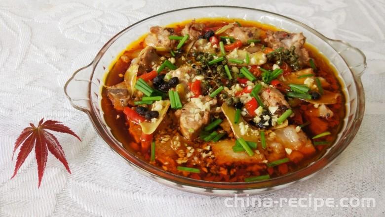 The method of steaming pork ribs with green and white pepper and soy sauce