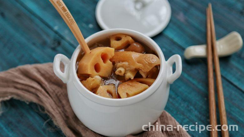 The recipe for lotus root and pig trotter soup