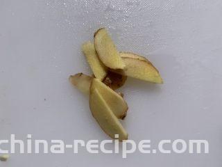 娃娃菜炖豆腐,生姜切片