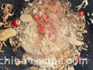 娃娃菜炖豆腐,再加入蒜末椒圈炒香