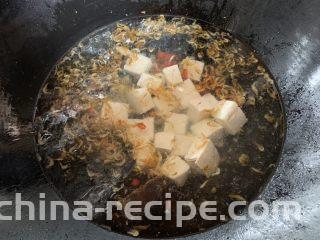 娃娃菜炖豆腐,放入豆腐大火煮开