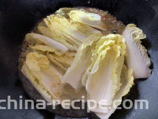 娃娃菜炖豆腐,放入娃娃菜大火煮开后炖煮5分